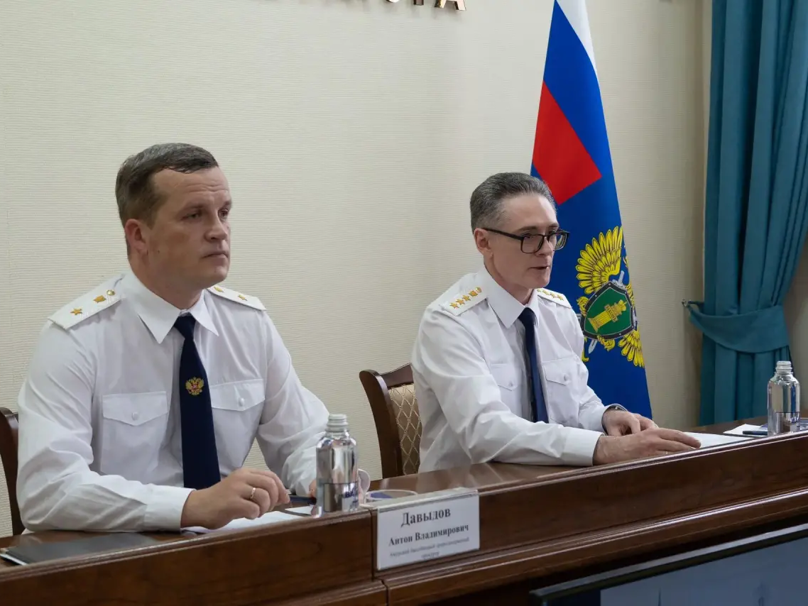 Первый заместитель Генерального прокурора Российской Федерации Анатолий Разинкин представил Амурского бассейнового природоохранного прокурора Антона Давыдова.
